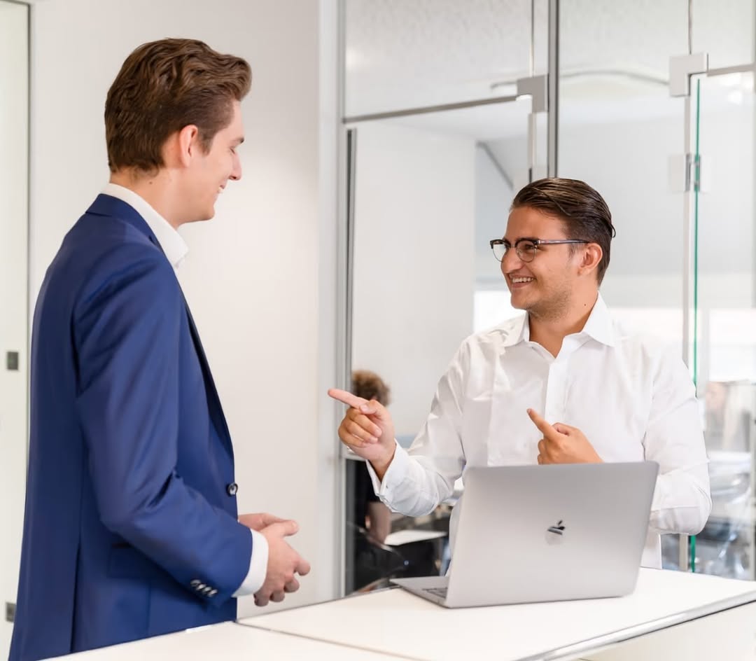 Benjamin Bansal im Austausch mit einem Geschäftspartner über Medien- und Kommunikationsthemen