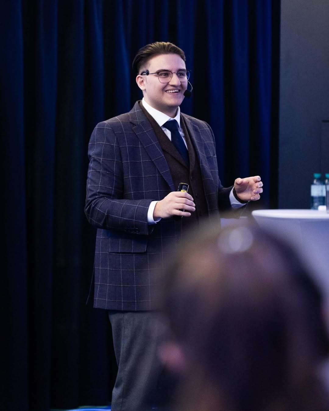 Benjamin Bansal als Unternehmer und Speaker bei einer professionellen Präsentation