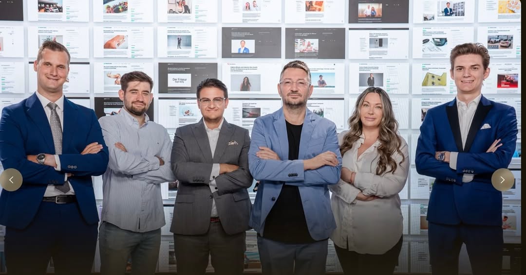 Benjamin Bansal mit dem Team von medien.com im professionellen Unternehmensumfeld