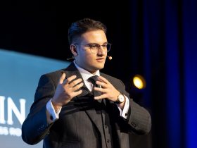 Benjamin Bansal als Unternehmer und Medienexperte bei einem öffentlichen Vortrag