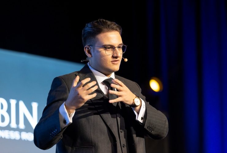 Benjamin Bansal als Unternehmer und Medienexperte bei einem öffentlichen Vortrag